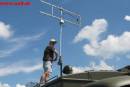 Montage der 70cm-Yagi am Dach von OE9G