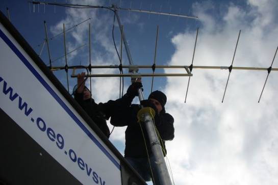 Antennenmontage auf dem Dach von OE9XGV